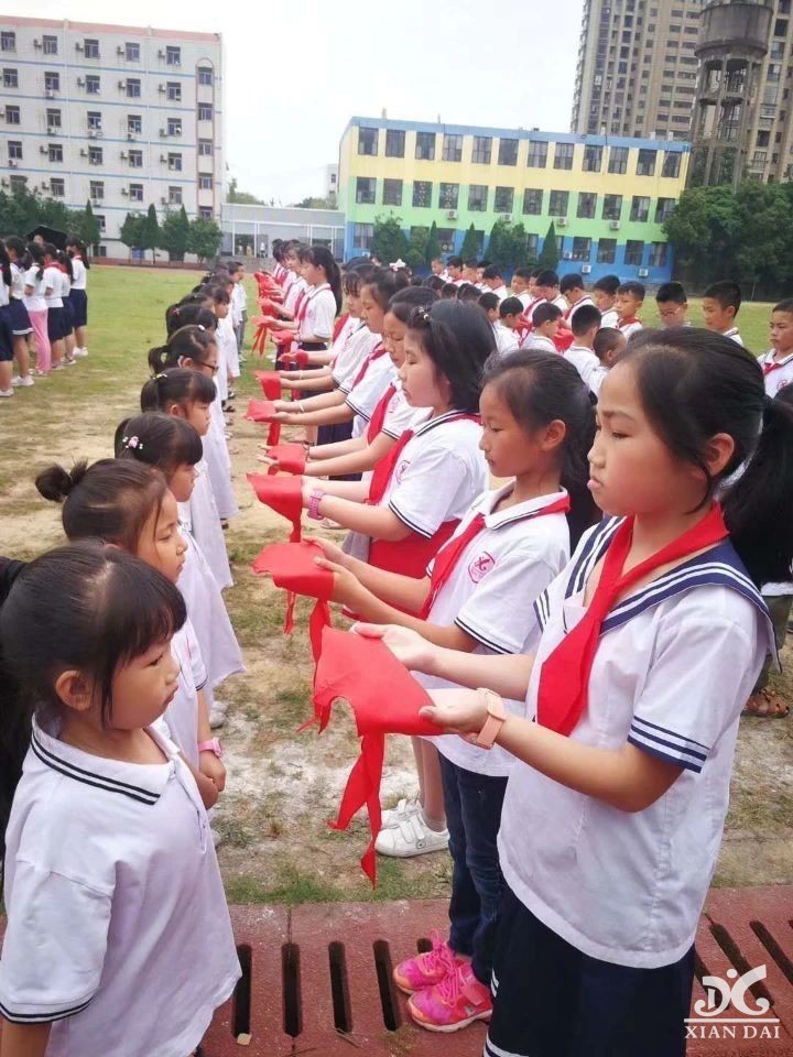 筑夢(mèng)少先隊(duì)，領(lǐng)巾迎風(fēng)揚(yáng)