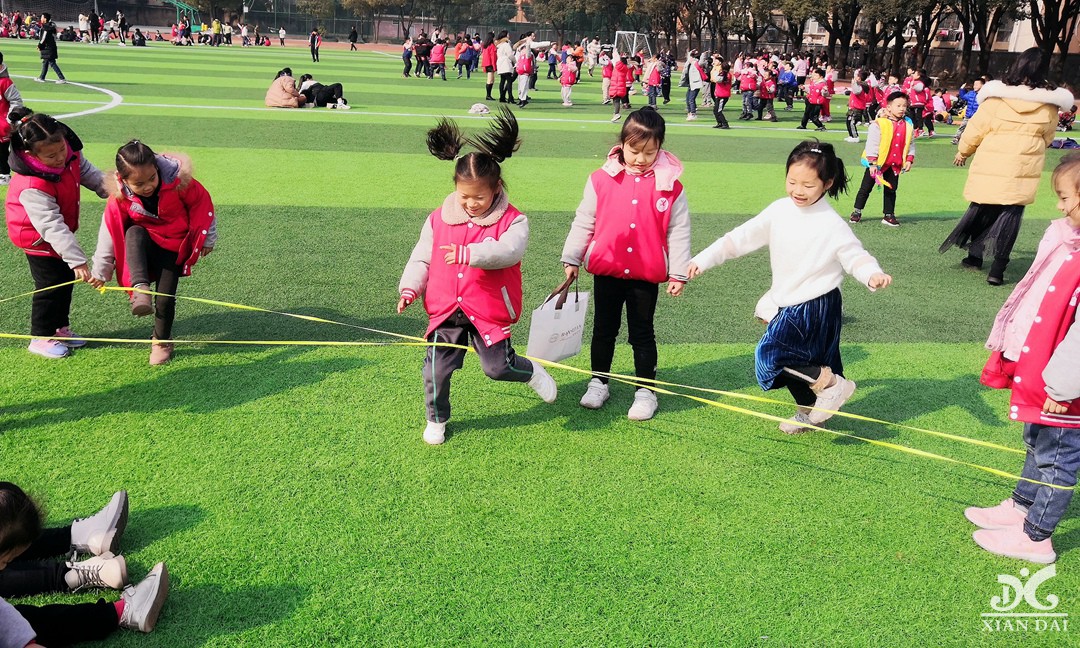 跳皮筋、丟手絹、踢毽子……南昌現(xiàn)代外國語學(xué)校玩起了傳統(tǒng)游戲，速來圍觀！