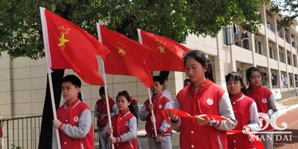 紅領(lǐng)巾 迎風(fēng)揚(yáng) | 2020-2021 學(xué)年南昌現(xiàn)代外國(guó)語(yǔ)學(xué)校少先隊(duì)入隊(duì)儀式