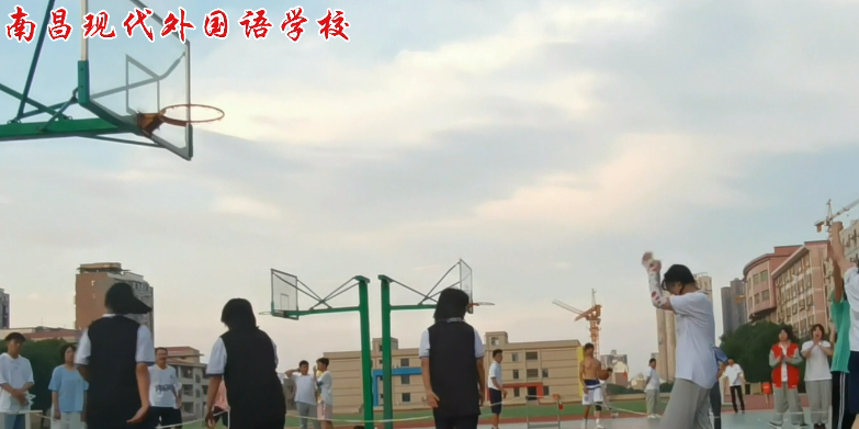 南昌現(xiàn)代外國(guó)語(yǔ)學(xué)?！瓣?yáng)光青年杯”籃球賽活力開(kāi)賽 | 女生隊(duì)伍超燃合集